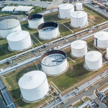 Luftfoto af raffinaderi med olietanke (FOTO: Avigator Fortuner/Shutterstock)